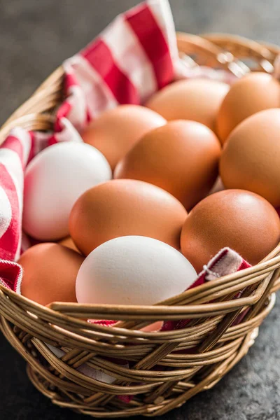Целые Куриные Яйца Корзине Черном Столе — стоковое фото