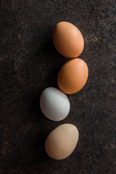 Bütün Tavuk Yumurtaları Siyah Masada Üst Görünüm — Stok fotoğraf