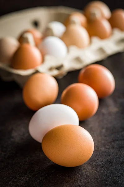 Bütün Tavuk Yumurtaları Siyah Masada — Stok fotoğraf