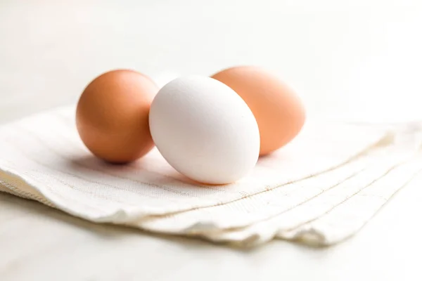 Целые Куриные Яйца Кухонной Салфетке — стоковое фото