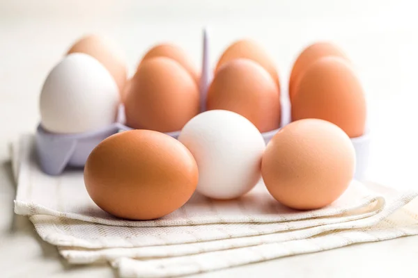 台所のナプキンの上に鶏の卵全体 — ストック写真