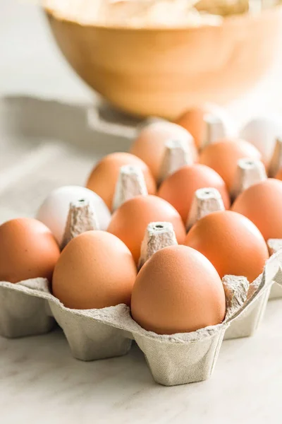 Yumurta Kutusunda Tam Tavuk Yumurtası — Stok fotoğraf