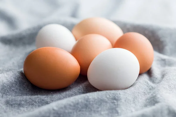 台所のナプキンの上に鶏の卵全体 — ストック写真