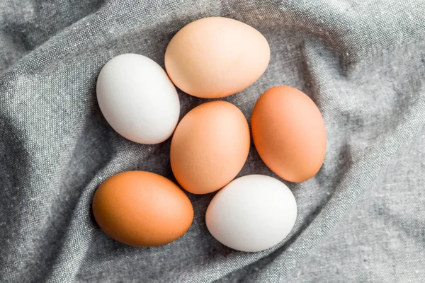 Целые Куриные Яйца Кухонной Салфетке Вид Сверху — стоковое фото