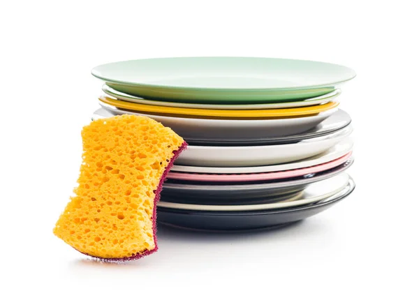 白い背景に隔離された皿や皿を洗うためのスポンジ — ストック写真