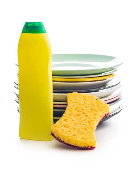 洗碗用的海绵 塑料瓶和在白色背景上隔离的盘子 — 图库照片