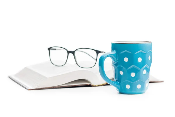 白い背景に隔離された本と眼鏡を持つポルカドットマグカップ — ストック写真