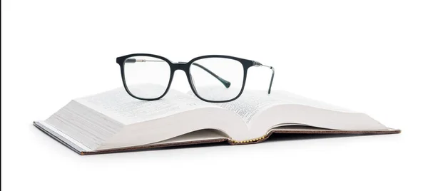 Las Gafas Lectura Sobre Libro Abierto Aisladas Sobre Fondo Blanco —  Fotos de Stock