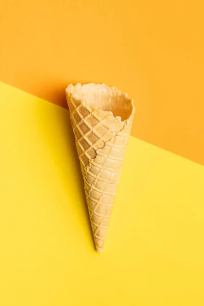 Boş Gofret Konisi Renkli Arka Planda Tatlı Bir Kornet Dondurma — Stok fotoğraf