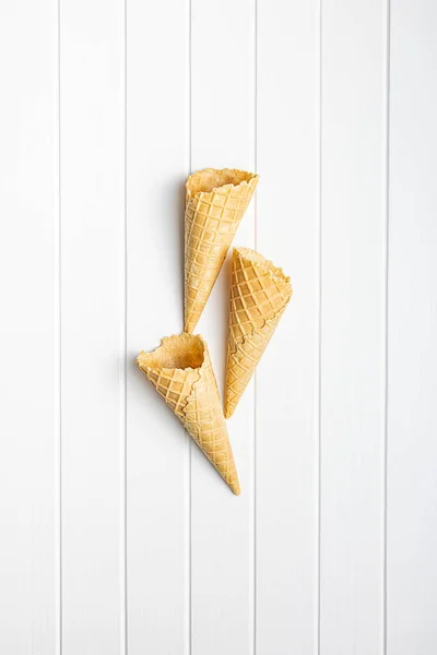 空のウエハコーン キッチンテーブルの上に甘いアイスクリームコーン トップ表示 — ストック写真