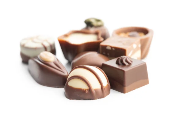 甜甜的巧克力李子 白色背景下的巧克力松露味道鲜美 — 图库照片