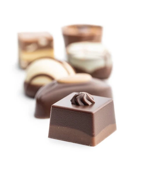 Zoete Chocolade Pralines Lekkere Chocolade Truffels Geïsoleerd Witte Achtergrond — Stockfoto