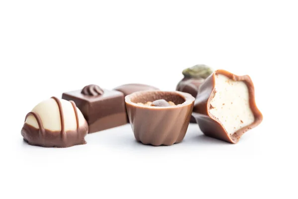 Сладкий Шоколад Пралине Вкусные Шоколадные Трюфели Белом Фоне — стоковое фото