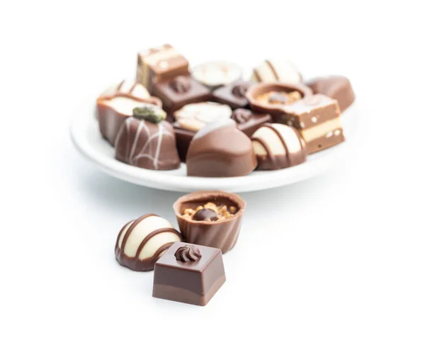 Tatlı Çikolatalı Pralinler Beyaz Arka Planda Izole Edilmiş Lezzetli Çikolatalı — Stok fotoğraf