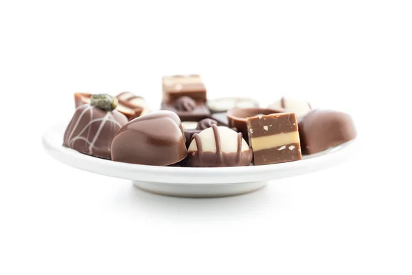 Doces Pralinés Chocolate Trufas Chocolate Saborosas Placa Isoladas Fundo Branco — Fotografia de Stock