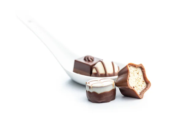 Söta Chokladpraliner Smaklig Choklad Tryffel Isolerad Den Vita Bakgrunden — Stockfoto