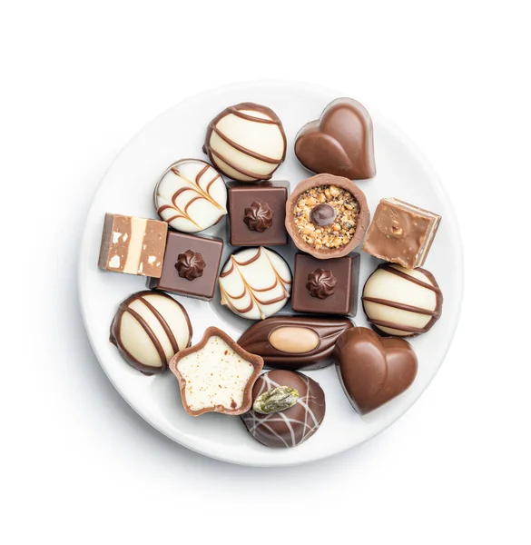 甘いチョコレートのプラリネ 白い背景に隔離されたプレート上のおいしいチョコレートトリュフ — ストック写真