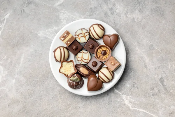 Söta Chokladpraliner Smaklig Chokladtryffel Tallriken Ovanifrån — Stockfoto