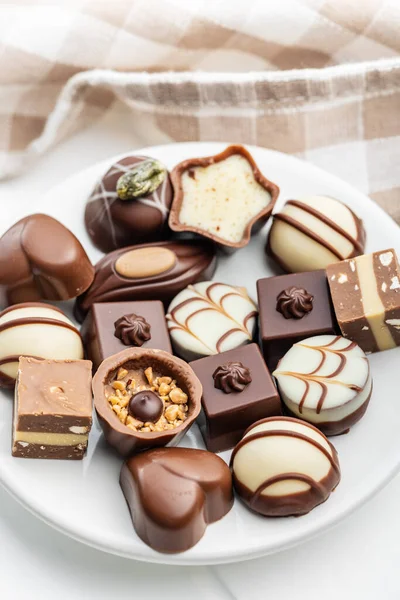 Süße Schokoladenpralinen Leckere Schokoladentrüffel Auf Dem Teller — Stockfoto