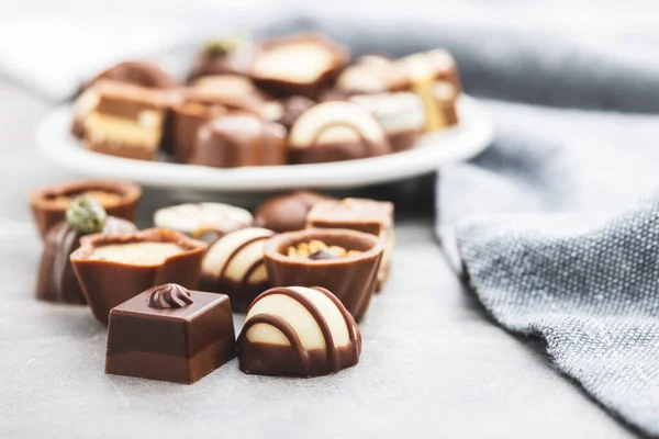 甘いチョコレートのプラリネ キッチンテーブルの上においしいチョコレートトリュフ — ストック写真