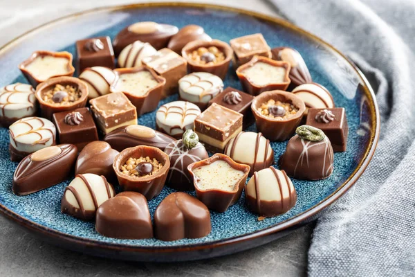 甘いチョコレートのプラリネ プレートの上においしいチョコレートトリュフ — ストック写真