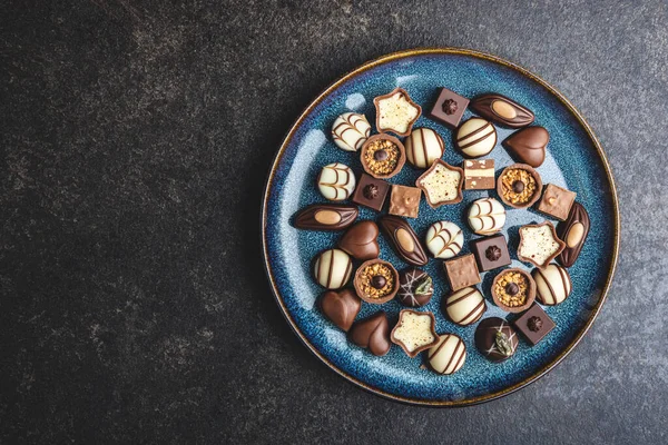 Sweet Chocolate Pralines Tasty Chocolate Truffles Plate Top View — Stock Photo, Image