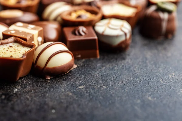 甜甜的巧克力李子 黑桌上的巧克力松露味道鲜美 — 图库照片