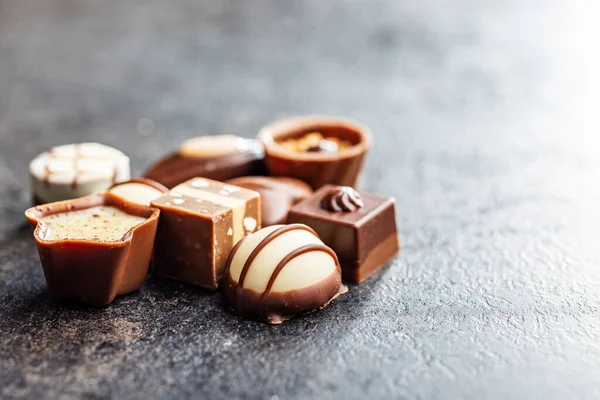 甘いチョコレートのプラリネ 黒テーブルの上においしいチョコレートトリュフ — ストック写真