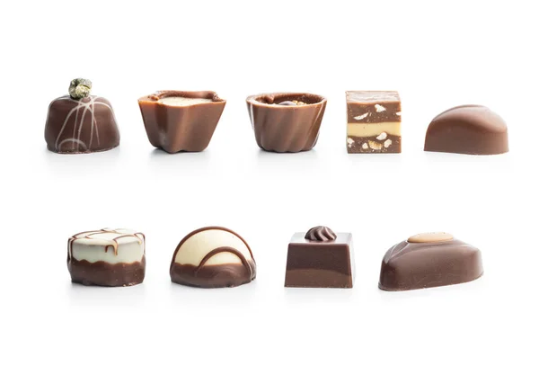 Zoete Chocolade Pralines Lekkere Chocolade Truffels Geïsoleerd Witte Achtergrond — Stockfoto