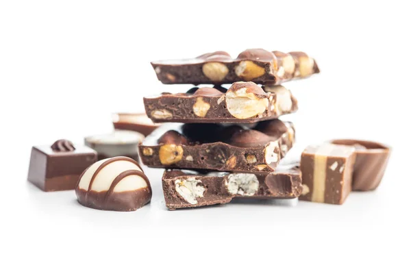 Gebroken Chocoladerepen Met Noten Pralines Geïsoleerd Witte Achtergrond — Stockfoto