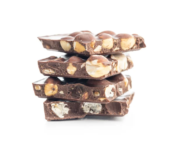 Pecahan Coklat Batangan Dengan Kacang Terisolasi Pada Latar Belakang Putih — Stok Foto