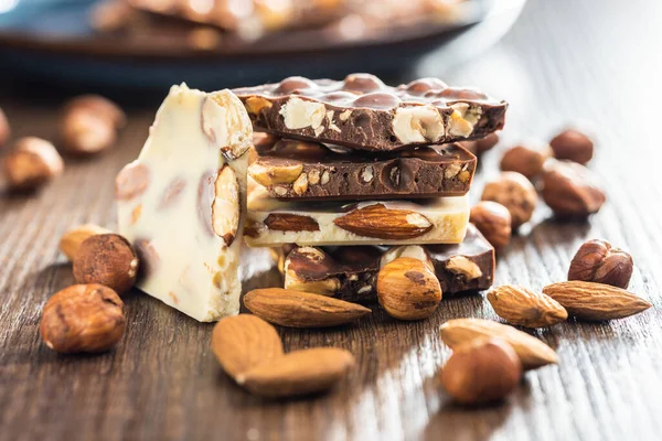 Barras Chocolate Rotas Con Nueces Mesa Madera — Foto de Stock