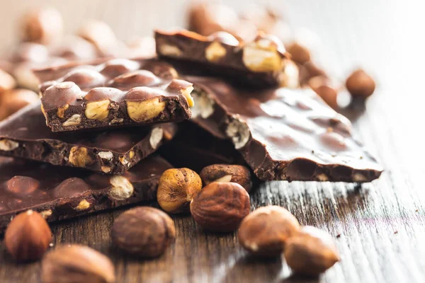 Rozbité Čokoládové Tyčinky Ořechy Dřevěném Stole — Stock fotografie