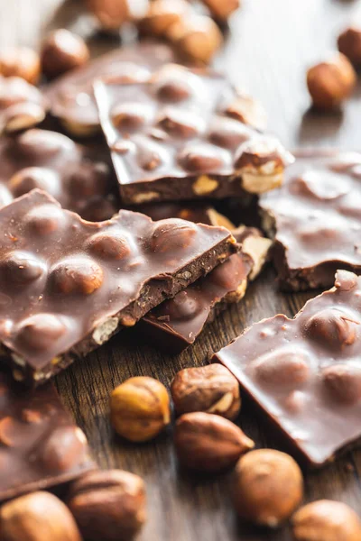 Barras Chocolate Quebradas Com Nozes Mesa Madeira — Fotografia de Stock