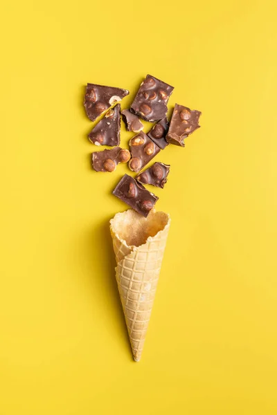 Jégkrém Tölcsér Csoki Szelet Dióval Sárga Háttéren Felülnézet — Stock Fotó