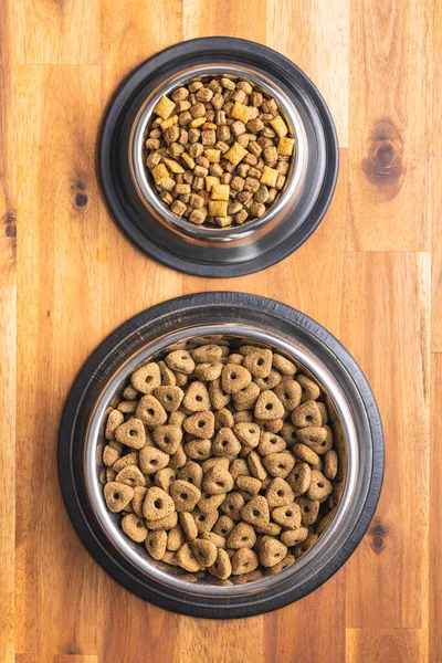 Dry Kibble Pet Food Dog Cat Food Bowl Wooden Table — Stock Photo, Image