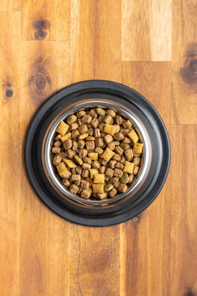 Trockene Tiernahrung Hunde Oder Katzenfutter Schalen Auf Dem Holztisch Ansicht — Stockfoto