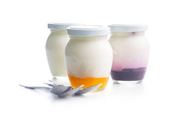 白色和果味酸奶 装在白色背景中隔离的罐子中 — 图库照片