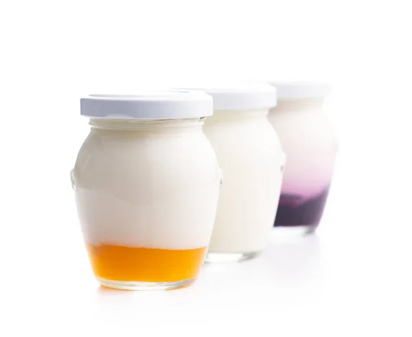白色和果味酸奶 装在白色背景中隔离的罐子中 — 图库照片