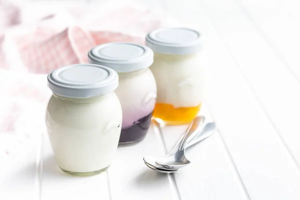 Iogurte Branco Frutado Jarra Mesa Branca — Fotografia de Stock