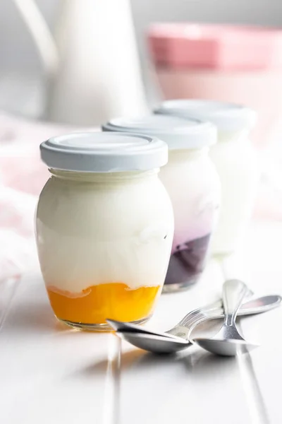 Fehér Gyümölcsös Joghurt Üvegben Fehér Asztalon — Stock Fotó