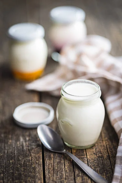 Yogurt Putih Dalam Guci Atas Meja Kayu — Stok Foto