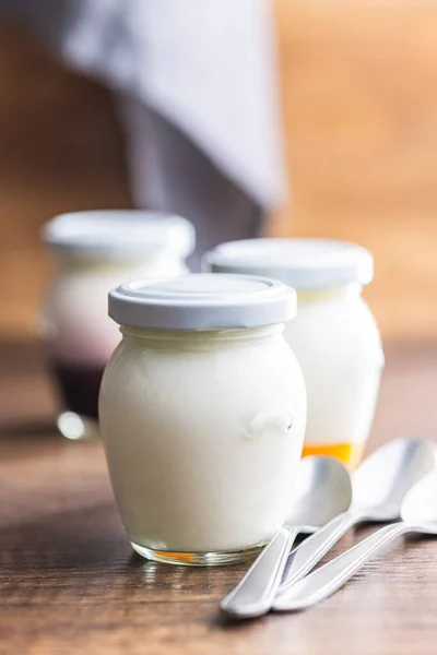 Tahta Masada Kavanozda Beyaz Yoğurt — Stok fotoğraf