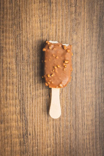 Popsicle Crème Glacée Recouverte Chocolat Sur Table Bois Vue Dessus — Photo