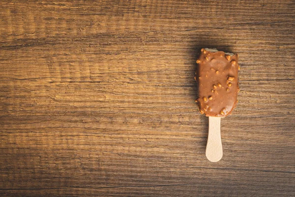 Eis Stiel Mit Schokolade Überzogen Auf Dem Holztisch Ansicht Von — Stockfoto