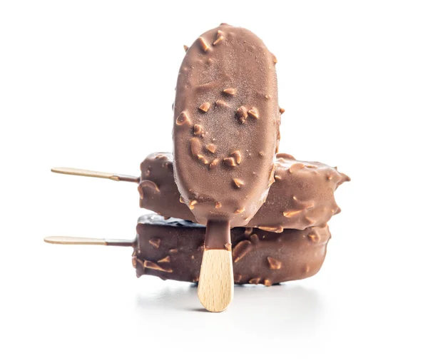 Мороженое Мороженое Покрытое Шоколадом Белом Фоне — стоковое фото