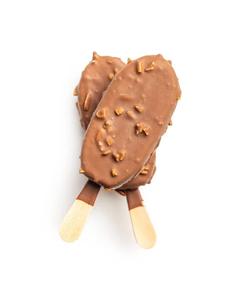 Dondurma Beyaz Arka Planda Izole Edilmiş Çikolatayla Kaplı Dondurma — Stok fotoğraf