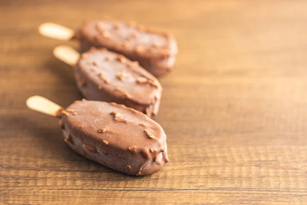 Ghiacciolo Gelato Ricoperto Cioccolato Sul Tavolo Legno — Foto Stock