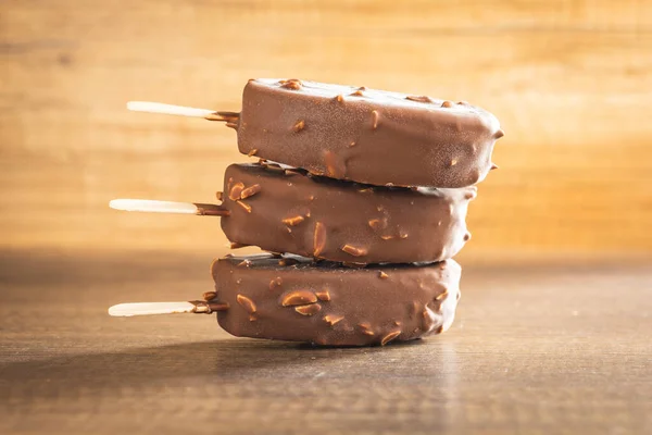 Eis Stiel Mit Schokolade Überzogen Auf Dem Holztisch — Stockfoto