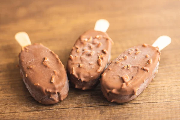 Popsicle Crème Glacée Recouverte Chocolat Sur Table Bois — Photo